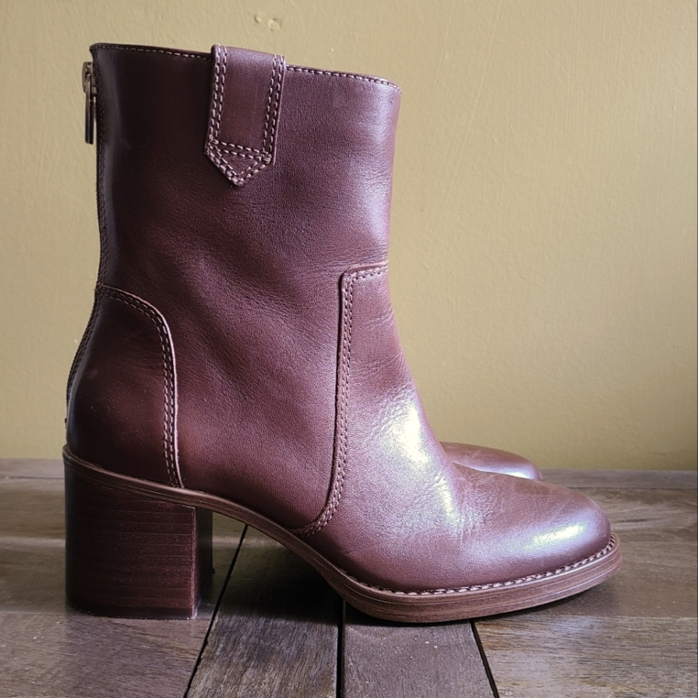 Vince Camuto zanilla boot. Brown. size 5.5 / 36